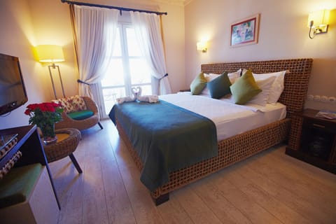 Executive Double Room | Minibar, in-room safe, desk, iron/ironing board