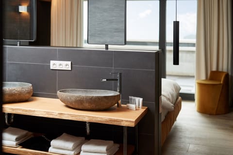 Presidential Suite, Kitchen | Bathroom | Shower, rainfall showerhead, free toiletries, hair dryer