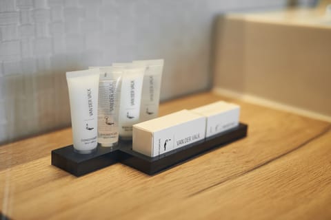 Shower, rainfall showerhead, free toiletries, hair dryer