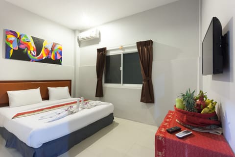 Deluxe Room, 1 King Bed, Non Smoking, City View | Down comforters, minibar, in-room safe, desk