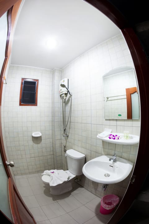 Basic Room | Bathroom | Shower, free toiletries, hair dryer, slippers