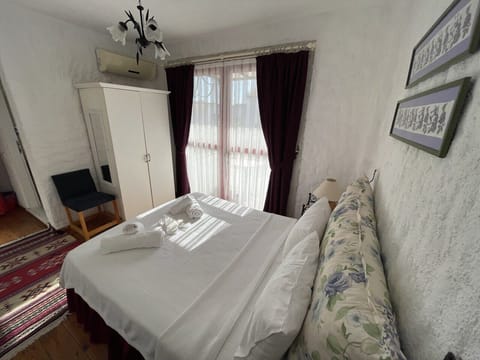 Standart Cift Kisilik Oda | Individually decorated, individually furnished, iron/ironing board