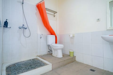 Superior Double or Twin Room | Bathroom | Free toiletries, towels
