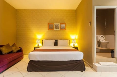 Deluxe Room | 1 bedroom, in-room safe, desk, iron/ironing board