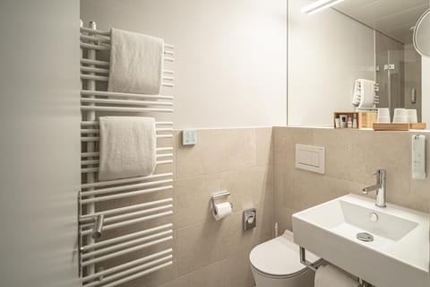 Combined shower/tub, hair dryer, towels