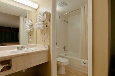 Combined shower/tub, free toiletries, hair dryer, towels