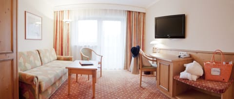 Suite, 1 Bedroom, Balcony | Hypo-allergenic bedding, in-room safe, desk, blackout drapes