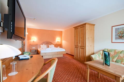 Hypo-allergenic bedding, in-room safe, desk, blackout drapes