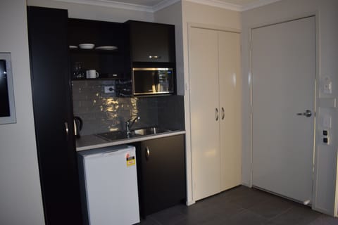 Studio | Private kitchenette | Fridge, microwave, coffee/tea maker, electric kettle