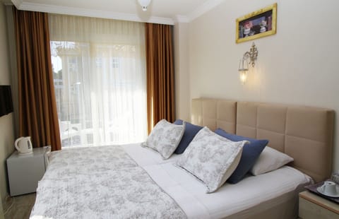 Deluxe Twin Room, 2 Twin Beds | In-room safe, free WiFi