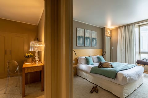 Deluxe Suite, 1 Queen Bed, Non Smoking | Minibar, in-room safe, desk, soundproofing