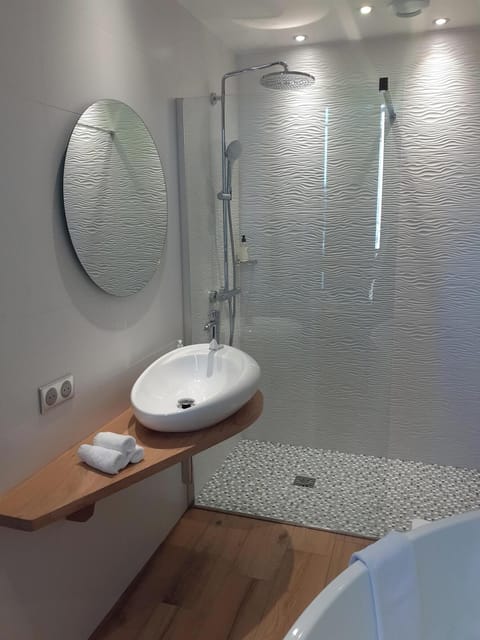 Deluxe Suite, 1 Queen Bed, Non Smoking | Bathroom | Jetted tub, free toiletries, hair dryer, towels