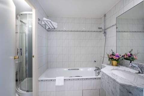 Junior Suite, 1 Queen Bed, Non Smoking, Bathtub (Larger Room;Twin bed on request) | Bathroom | Jetted tub, free toiletries, hair dryer, towels