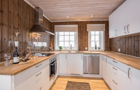 Cabin, 4 Bedrooms, Mountain View, Location Holtardalen | Private kitchen | Full-size fridge, oven, stovetop, dishwasher