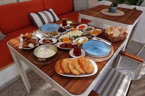 Daily cooked-to-order breakfast (TRY 500 per person)