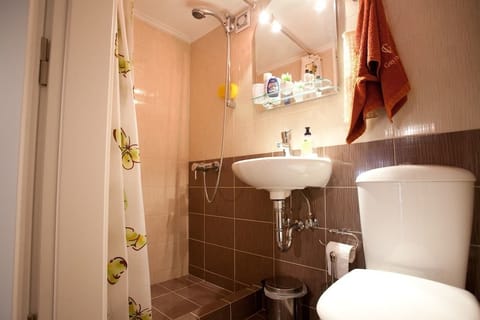 Deluxe Double Room, 2 Bedrooms, Garden View | Bathroom | Free toiletries, hair dryer, towels