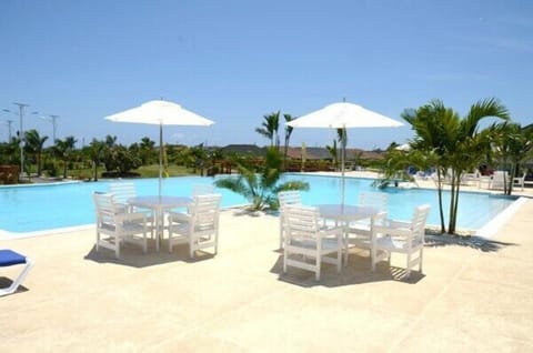 Outdoor pool, pool umbrellas, sun loungers