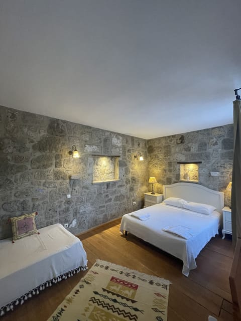 Deluxe Triple Room | Hypo-allergenic bedding, individually decorated, individually furnished