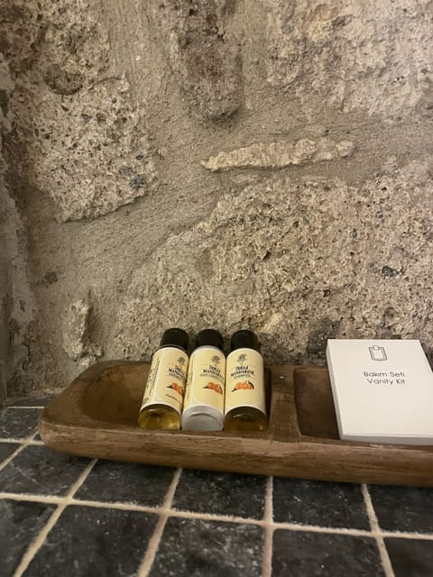 Deluxe Triple Room | Bathroom | Shower, free toiletries, hair dryer, slippers