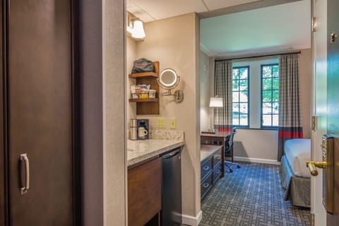 Standard Room, 1 Queen Bed, Non Smoking | Desk, blackout drapes, iron/ironing board, free WiFi