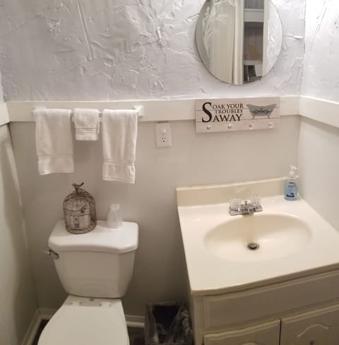 Economy Loft, 1 Bedroom, Non Smoking | Bathroom | Hair dryer, towels