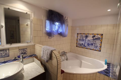 Double or Twin Room, Ensuite, Garden View (La Découverte) | Bathroom | Free toiletries, hair dryer, towels