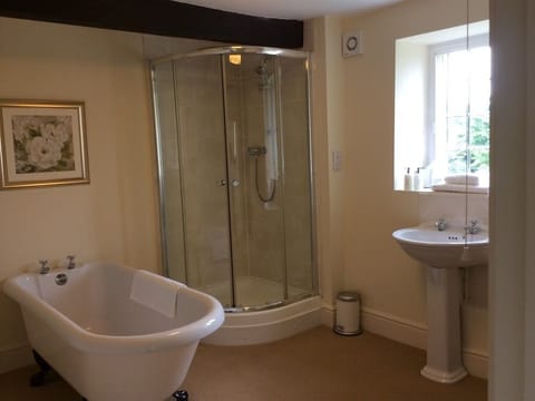 Deluxe Double or Twin Room, Ensuite, Garden View | Bathroom