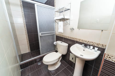 Double Room Single Use, Park View | Bathroom | Shower, free toiletries, hair dryer, towels