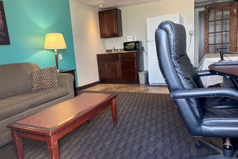 Suite, 1 Queen Bed, Non Smoking | Desk, blackout drapes, iron/ironing board, free WiFi