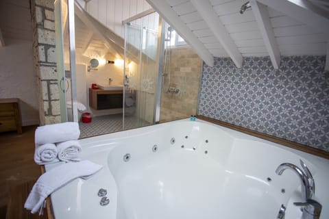 Exclusive Loft, 1 Queen Bed | Jetted tub