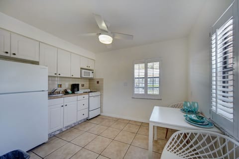 Efficiency Full Deluxe | Private kitchen | Microwave, coffee/tea maker, toaster