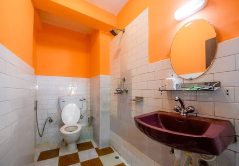 Deluxe Apartment | Bathroom | Shower, free toiletries, hair dryer, bathrobes