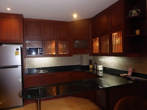 Oasis Garden 3 Bedrooms | Private kitchenette | Fridge, oven, coffee/tea maker, electric kettle