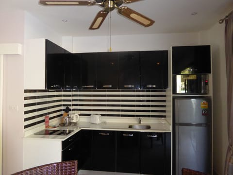 Oasis Garden 3 Bedrooms | Private kitchenette | Fridge, oven, coffee/tea maker, electric kettle