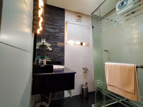 Deluxe Suite | Bathroom | Shower, free toiletries, towels