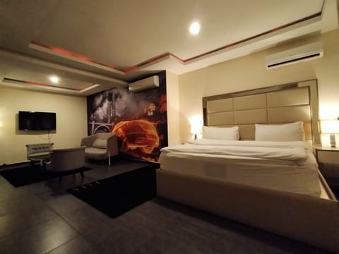 Deluxe Suite | Living room | 32-inch LCD TV with satellite channels, TV