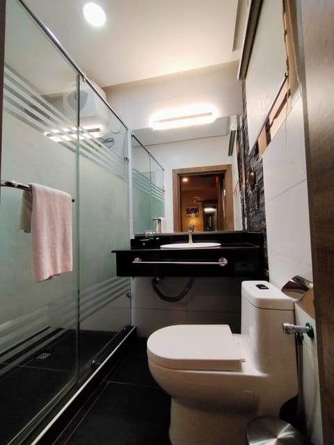 Deluxe Room | Bathroom | Shower, free toiletries, towels