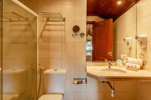 Deluxe Triple Room | Bathroom | Free toiletries, hair dryer, towels, soap