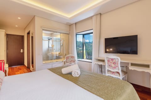 Deluxe Double Room, 1 King Bed, Jetted Tub | Premium bedding, minibar, in-room safe, individually decorated