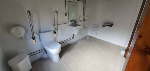 Double Room | Bathroom | Free toiletries, towels