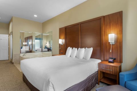 Suite, 1 King Bed, Non Smoking, Jetted Tub | In-room safe, desk, laptop workspace, blackout drapes