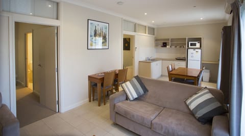 Vine Court Two Bedroom Apartment | Desk, iron/ironing board, free WiFi, bed sheets