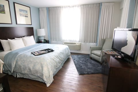 Room, 1 King Bed, Non Smoking | Premium bedding, in-room safe, individually furnished, desk