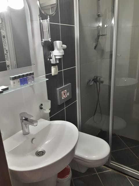 Standard Twin Room | Bathroom | Shower, free toiletries, hair dryer, slippers