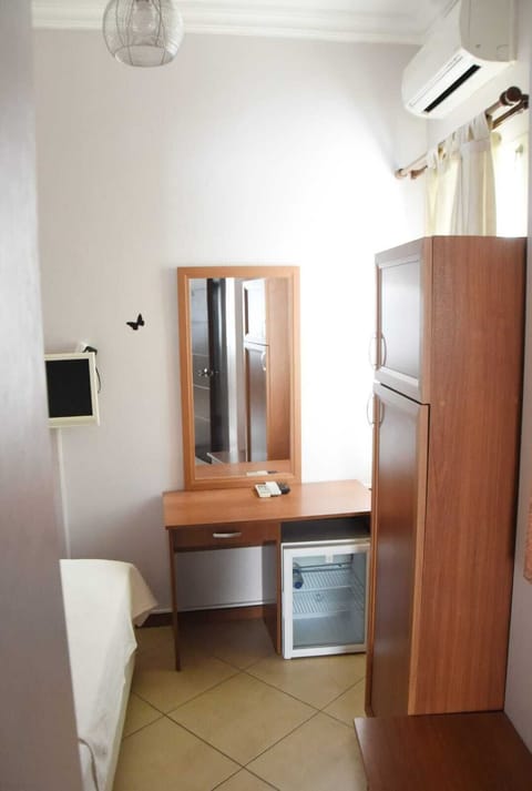 Standard Single Room | Minibar, desk, soundproofing, iron/ironing board