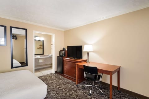 Standard Room, 1 Queen Bed, Non Smoking, Refrigerator & Microwave | In-room safe, desk, laptop workspace, iron/ironing board