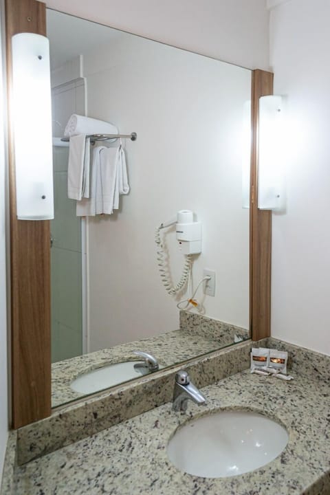 Quarto Triplo Standard, Casal e Solteiro | 1 bedroom, minibar, in-room safe, desk