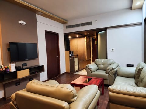 Suite, 1 Bedroom | Minibar, in-room safe, desk, iron/ironing board