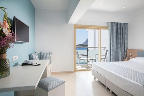 Deluxe Double Room, Sea View | Minibar, in-room safe, desk, soundproofing