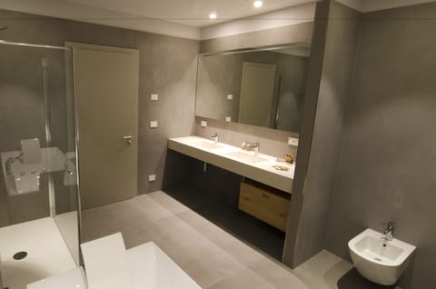 Deluxe Suite, Garden View | Bathroom | Shower, free toiletries, hair dryer, bathrobes